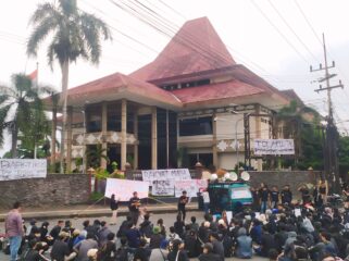 UNJUK RASA: Ratusan mahasiswa berdemo di depan gedung DPRD Jember untuk menolak Revisi UU TNI. (foto: M. Abd. Rozak Mubarok).