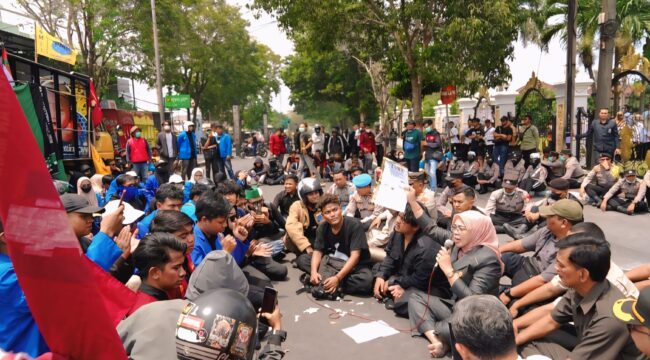 Suasana kembali kondusif, setelah Ketua DPRD kabupaten Lumajang, Oktafiani menemui para mahasiswa.