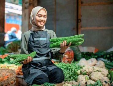 TRADISIONAL: Ilustrasi penjual sayur tradisional yang menjual dagangannya. (Foto: Freepik.com) 