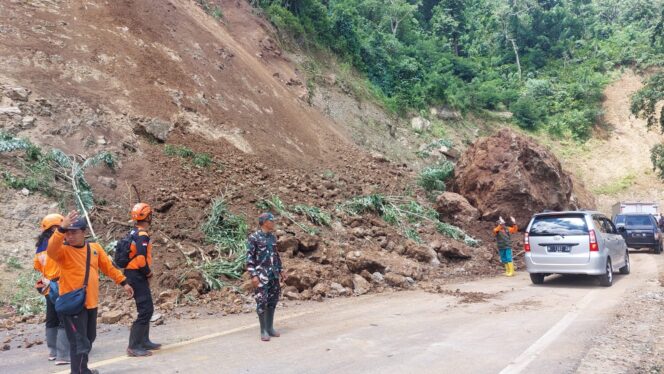 
					RAWAN: Material longsor berupa tanah dan bebatuan besar di KM 57 Piket Nol, Desa Sumberwuluh, Kecamatan Candipuro, Kabupaten Lumajang. (foto: Asmadi).