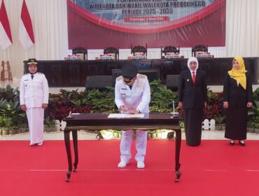 SERTIJAB: Walikota Probolinggo, dr. Aminuddin, menandatangani serah terima jabatan walikota disaksikan Gubernur Jatim, Khofifah Indar Parawansa. (foto: Hafiz Rozani).