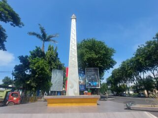 DIPINDAH: Tugu Monas di Jalan Panglima Sudirman jadi salah satu tugu di Kota Probolinggo, yang diusulkan untuk dipindah. (foto: Hafiz Rozani).