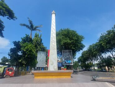 DIPINDAH: Tugu Monas di Jalan Panglima Sudirman jadi salah satu tugu di Kota Probolinggo, yang diusulkan untuk dipindah. (foto: Hafiz Rozani).