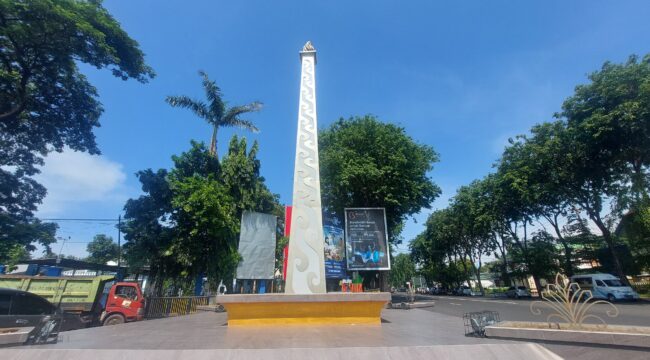 DIPINDAH: Tugu Monas di Jalan Panglima Sudirman jadi salah satu tugu di Kota Probolinggo, yang diusulkan untuk dipindah. (foto: Hafiz Rozani).