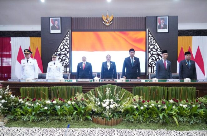 
					Rapat paripurna dalam rangka Serah Terima Jabatan (Sertijab) Bupati dan Wakil Bupati Lumajang berlangsung di Pendopo Arya Wiraraja Lumajang.