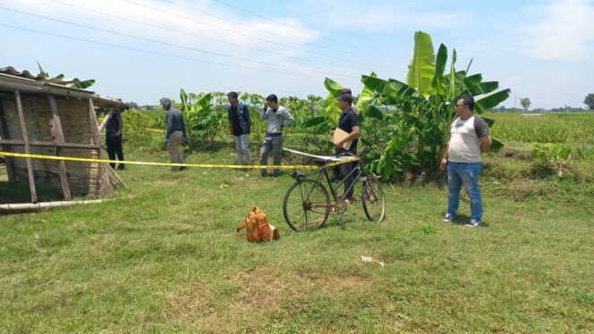 
					OLAH TKP: Anggota Satreskrim Polres Probolinggo Kota melakukan olah TKP di lokasi carok dua saudara ipar. (foto: Hafiz Rozani).