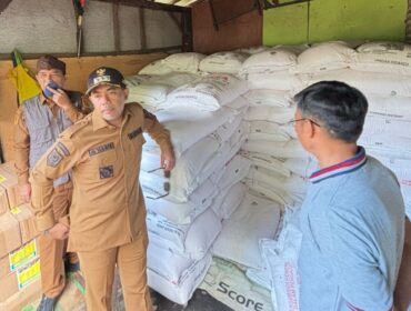 SIDAK: Bupati Probolinggo, Gus Haris (tengah) saat sidak pupuk di kios Desa Sentong, Kecamatan Krejengan, Senin (10/3/25) siang. (foto: Moch. Rochim).