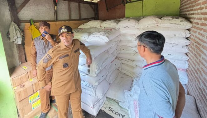 
					SIDAK: Bupati Probolinggo, Gus Haris (tengah) saat sidak pupuk di kios Desa Sentong, Kecamatan Krejengan, Senin (10/3/25) siang. (foto: Moch. Rochim).