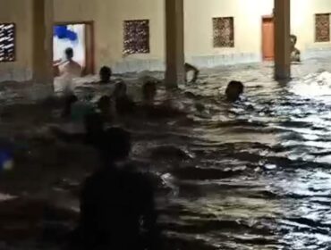 Tangkapan layar video banjir yang terjadi di Desa Tanjungsari, Kecamatan Krejengan, Kabupaten Probolinggo. 