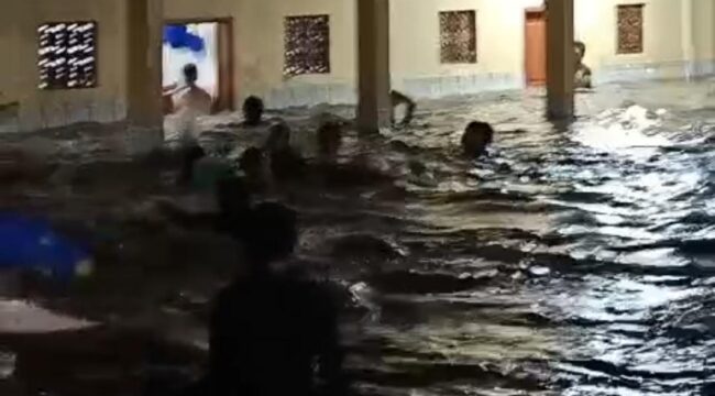 Tangkapan layar video banjir yang terjadi di Desa Tanjungsari, Kecamatan Krejengan, Kabupaten Probolinggo. 