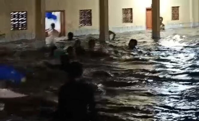 
					Tangkapan layar video banjir yang terjadi di Desa Tanjungsari, Kecamatan Krejengan, Kabupaten Probolinggo. 