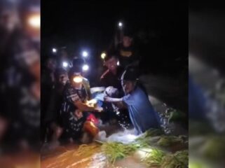 EVAKUASI: Sejumlah warga mengevakuasi jenazah Abdul Halil, warga dari Desa Berani Wetan, Kecamatan Maron, Kabupaten Probolinggo. (foto: tangkapan layar video)