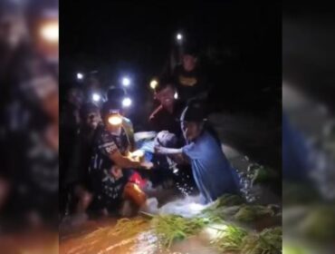 EVAKUASI: Sejumlah warga mengevakuasi jenazah Abdul Halil, warga dari Desa Berani Wetan, Kecamatan Maron, Kabupaten Probolinggo. (foto: tangkapan layar video)