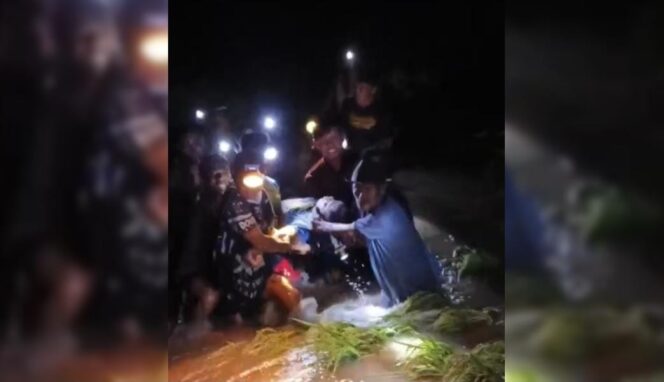 
					EVAKUASI: Sejumlah warga mengevakuasi jenazah Abdul Halil, warga dari Desa Berani Wetan, Kecamatan Maron, Kabupaten Probolinggo. (foto: tangkapan layar video)