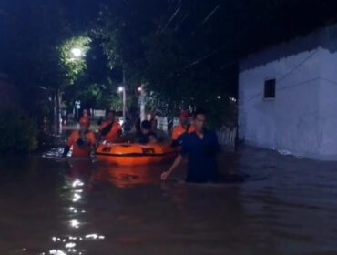 SIAGA: BPBD Kabupaten Probolinggo siapkan perahu karet untuk mengevakuasi warga yang terdampak banjir. (foto: Ali Ya'lu)
