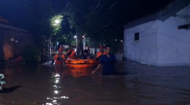 SIAGA: BPBD Kabupaten Probolinggo siapkan perahu karet untuk mengevakuasi warga yang terdampak banjir. (foto: Ali Ya'lu)
