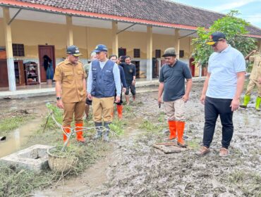 TINJAU: Bupati Probolinggo, Gus Haris (paling kiri), saat meninjau lokasi terdampak banjir di Pondok Pesantren Darut Tauhid, Desa Tanjungsari, Kecamatan Krejengan. (foto: Ali Ya'lu).