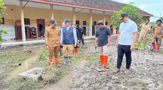 TINJAU: Bupati Probolinggo, Gus Haris (paling kiri), saat meninjau lokasi terdampak banjir di Pondok Pesantren Darut Tauhid, Desa Tanjungsari, Kecamatan Krejengan. (foto: Ali Ya'lu).