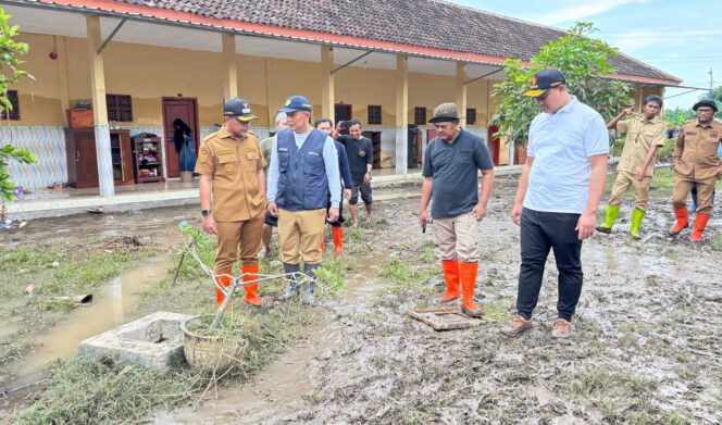 
					TINJAU: Bupati Probolinggo, Gus Haris (paling kiri), saat meninjau lokasi terdampak banjir di Pondok Pesantren Darut Tauhid, Desa Tanjungsari, Kecamatan Krejengan. (foto: Ali Ya'lu).