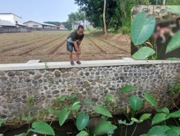 HEBOH! Warga menunjukkan lokasi penemuan jasad bayi di sungai Kelurahan Pilang, Kec. Kademangan, Kota Probolinggo. Insert: Jasad bayi saat ditemukan. (foto: Hafiz Rozani)