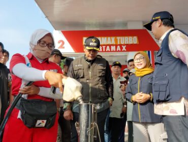 TERA ULANG: Bupati Probolinggo, Gus Haris (tengah) saat memantau proses tera ulang BBM di SPBU Tongas, Kamis (13/3/25) pagi. (foto: Moch. Rochim)
