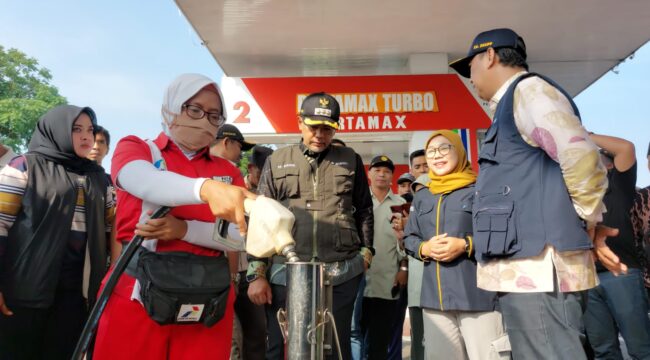 TERA ULANG: Bupati Probolinggo, Gus Haris (tengah) saat memantau proses tera ulang BBM di SPBU Tongas, Kamis (13/3/25) pagi. (foto: Moch. Rochim)
