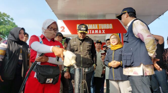 
					TERA ULANG: Bupati Probolinggo, Gus Haris (tengah) saat memantau proses tera ulang BBM di SPBU Tongas, Kamis (13/3/25) pagi. (foto: Moch. Rochim)
