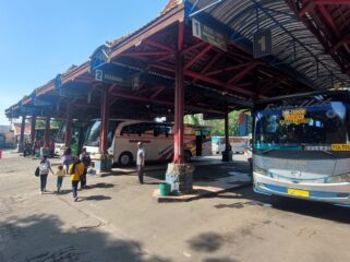 BAKAL DITAMBAH: Bus angkutan mudik lebaran sedang menunggu penumpang di terminal Bayuangga Kota Probolinggo. (foto: Hafiz Rozani).
