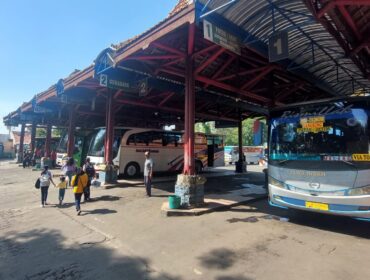 BAKAL DITAMBAH: Bus angkutan mudik lebaran sedang menunggu penumpang di terminal Bayuangga Kota Probolinggo. (foto: Hafiz Rozani).
