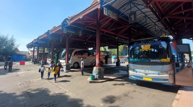 BAKAL DITAMBAH: Bus angkutan mudik lebaran sedang menunggu penumpang di terminal Bayuangga Kota Probolinggo. (foto: Hafiz Rozani).
