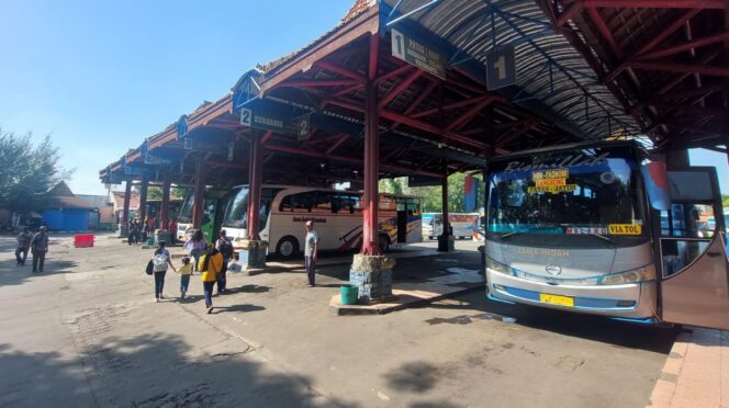 
					BAKAL DITAMBAH: Bus angkutan mudik lebaran sedang menunggu penumpang di terminal Bayuangga Kota Probolinggo. (foto: Hafiz Rozani).
