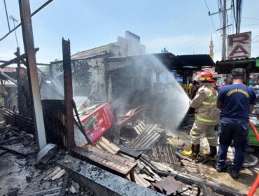 PEMADAMAN: Petugas Pemadam Kebakaran di Kota Probolinggo saat memadamkan api yang meludeskan warung milik lansia. (foto: Hafiz Rozani)
