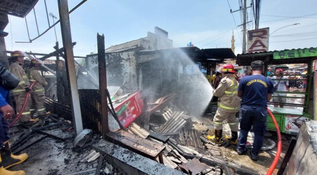 PEMADAMAN: Petugas Pemadam Kebakaran di Kota Probolinggo saat memadamkan api yang meludeskan warung milik lansia. (foto: Hafiz Rozani)
