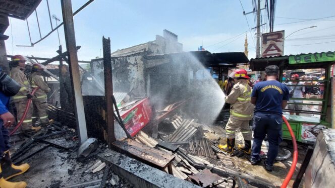 
					PEMADAMAN: Petugas Pemadam Kebakaran di Kota Probolinggo saat memadamkan api yang meludeskan warung milik lansia. (foto: Hafiz Rozani)
