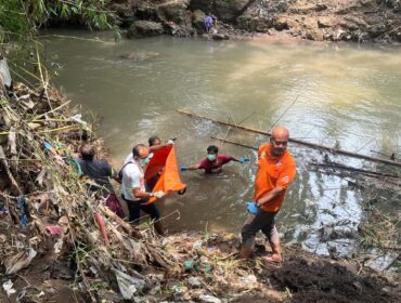 EVAKUASI: Proses evakuasi jasad korban oleh anggota BPBD dan Polres Pasuruan Kota. (foto: Moh. Rois).