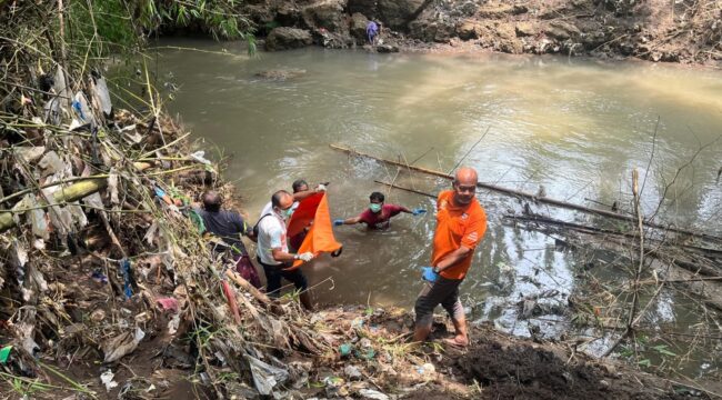 EVAKUASI: Proses evakuasi jasad korban oleh anggota BPBD dan Polres Pasuruan Kota. (foto: Moh. Rois).