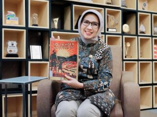 Bupati Lumajang dan buku Sejarah Koperasi Indonesia.