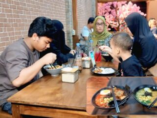 RAMAI: Pengunjung saat buka puasa dengan mie ramen. Insert: Mie ramen yang menjadi menu favorit di Doshi Ramen. (foto: Hafiz.Rozani).