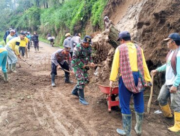 KERJA KERAS: Anggota TNI, Polri dan warga membersihkan material longsor di jalur wisata Bromo via Probolinggo. (foto: Bag. Humas Polres Probolinggo).