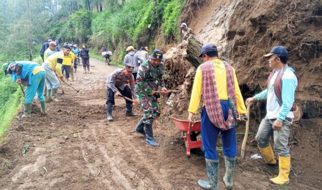 
					KERJA KERAS: Anggota TNI, Polri dan warga membersihkan material longsor di jalur wisata Bromo via Probolinggo. (foto: Bag. Humas Polres Probolinggo).