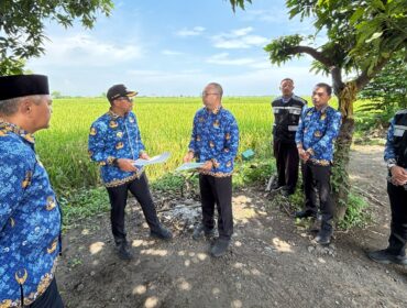 SURVEI: Bupati Probolinggo, Gus Haris (bertopi) saat meninjau lahan yang dipersiapkan untuk Sekolah Rakyat di Kelurahan Patokan, Kec. Kraksaan. (foto: Moch. Rochim)