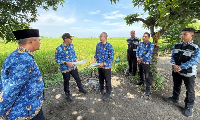 
					SURVEI: Bupati Probolinggo, Gus Haris (bertopi) saat meninjau lahan yang dipersiapkan untuk Sekolah Rakyat di Kelurahan Patokan, Kec. Kraksaan. (foto: Moch. Rochim)