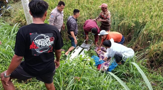 Evakuasi dua orang lansia asal Desa Bago, Kecamatan Pasirian,
yang meninggal akibat ditabrak truk.