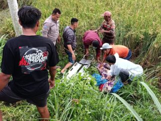 Evakuasi dua orang lansia asal Desa Bago, Kecamatan Pasirian,
yang meninggal akibat ditabrak truk.