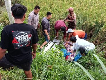 Evakuasi dua orang lansia asal Desa Bago, Kecamatan Pasirian,
yang meninggal akibat ditabrak truk.