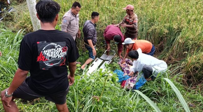 Evakuasi dua orang lansia asal Desa Bago, Kecamatan Pasirian,
yang meninggal akibat ditabrak truk.