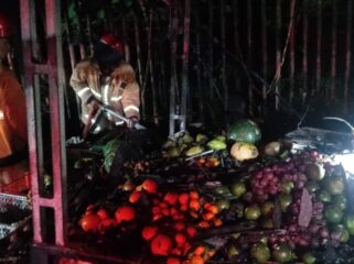 PEMADAMAN: Petugas Pemadam Kebakaran Kabupaten Probolinggo saat memadamkan api yang membakar kios atau bedak buah. (foto: istimewa)