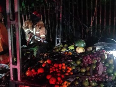 PEMADAMAN: Petugas Pemadam Kebakaran Kabupaten Probolinggo saat memadamkan api yang membakar kios atau bedak buah. (foto: istimewa)