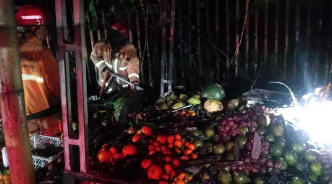 PEMADAMAN: Petugas Pemadam Kebakaran Kabupaten Probolinggo saat memadamkan api yang membakar kios atau bedak buah. (foto: istimewa)