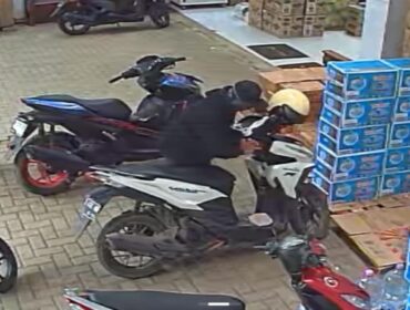 Tangkapan layar video CCTV saat maling beraksi di toko Desa Wangkal, Kecamatan Gading, Kabupaten Probolinggo. (foto: Ali Ya'lu).